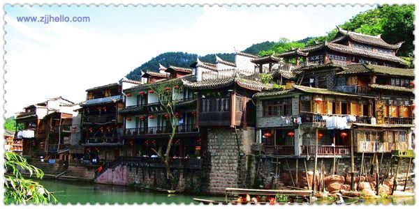 張家界、黃石寨、金鞭溪、袁家界、天子山、十里畫(huà)廊、黃龍洞、寶峰湖、天門(mén)山、鳳凰古城四日游